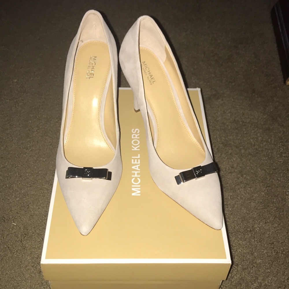 Michael Kira bow toe pumps